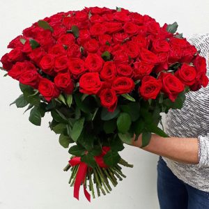 букет 101 красная роза в Мариуполе фото