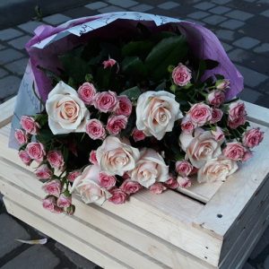 букет кремовая роза и спрей в Мариуполе фото