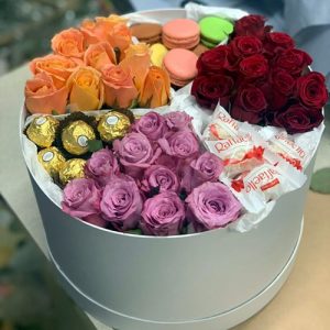 цветы и конфеты в коробке фото товара