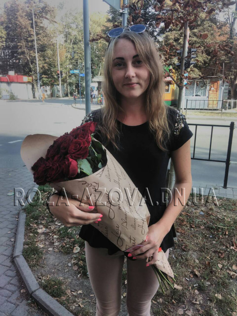 красные розы в Мариуполе фото