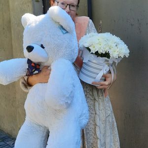 плюшевый белый медведь размером с человека в Мариуполе фото