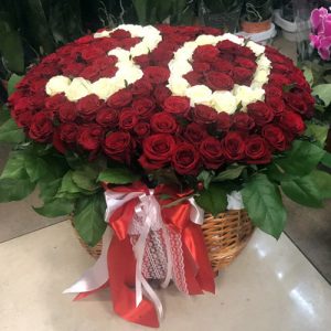 букет 101 роза с числами в корзине на юбилей в Мариуполе фото