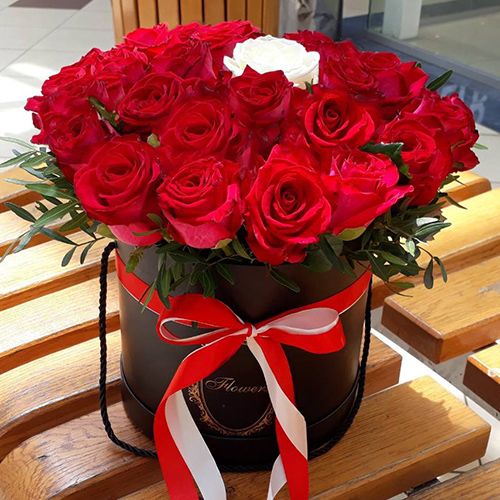 21 роза в коробке для любимой в Мариуполе фото