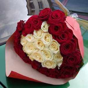 букет из 51 розы сердце в Мариуполе фото