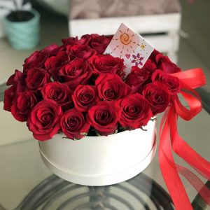 51 роза красная в шляпной коробке фото