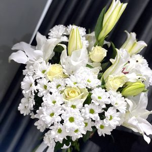 букет из белых роз, хризантем и лилий в Мариуполе фото