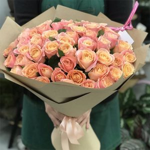 Большой букет из 51 розы кораллового цвета фото