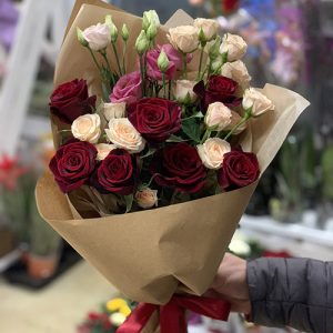 букет из роз и кустовой розы в Мариуполе фото