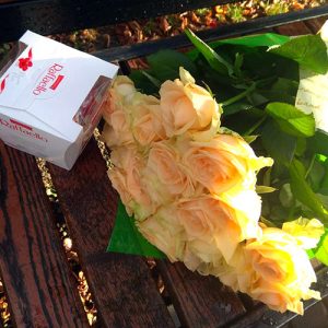кремовые розы и конфеты в Мариуполе фото