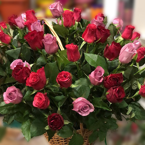 розовые и красные розы в корзине фото