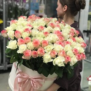 шляпная коробка 101 белая и розовая роза фото